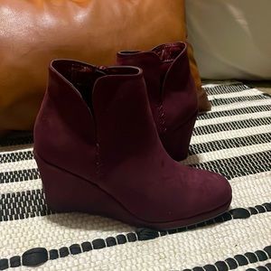 Womans Burgundy Micro boots size 7